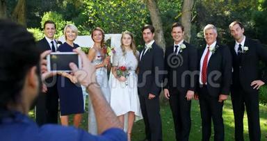 摄影师与新郎新娘及其家人合照4K4k